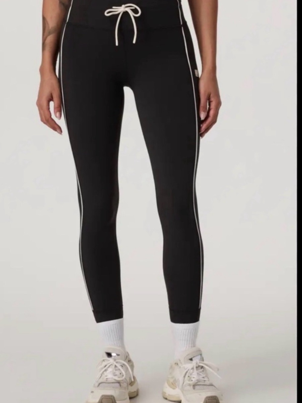 Vuori Black daily pipped leggings  High-Waist Leggings with White Piping